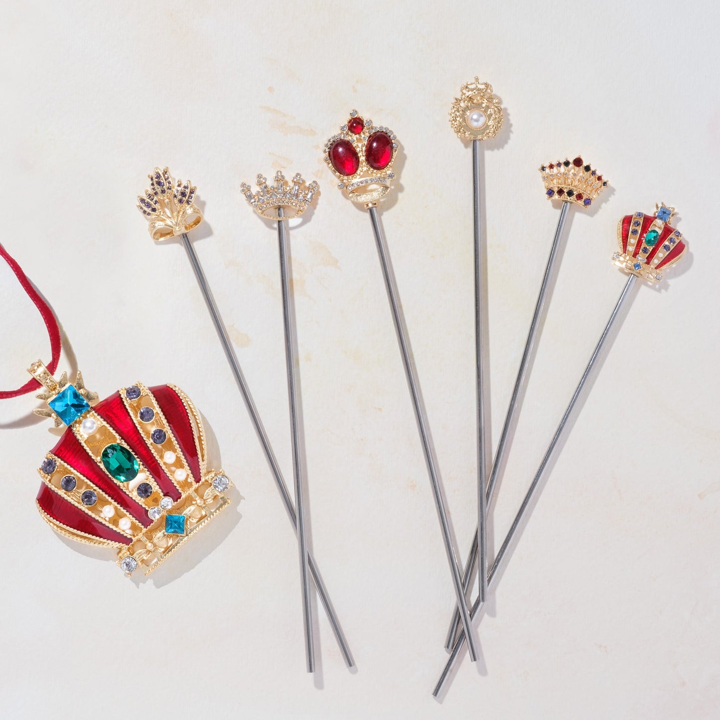 Crown swizzle sticks